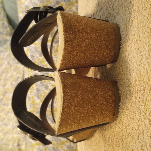 Black and tan slip on heels - Picture 5 of 6